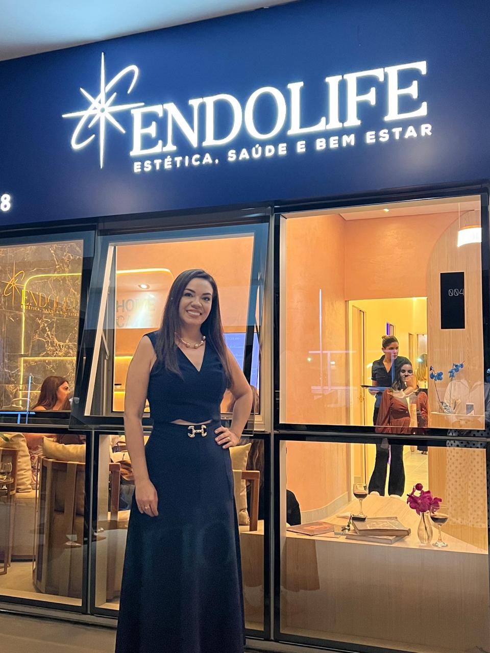 Dra. Lorena Benther em frente à fachada da Clínica Endolife na inauguração